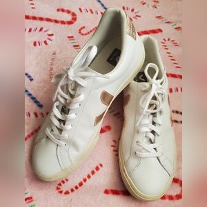 VEJA sneakers size 9 mens EUC